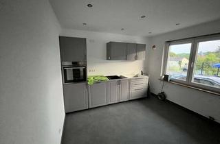 Wohnung mieten in 76829 Godramstein, Modernisierte 3 Zimmer Küche Bad Wohnung mit EBK und eigener Zufahrt, Hoffläche und großem Garten