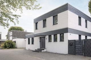 Einfamilienhaus kaufen in 47804 Krefeld, Krefeld - Freistehendes Einfamilienhaus mit Einliegerwhg, Garten, PV-Anlage