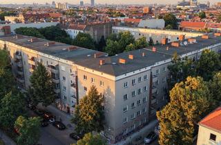Wohnung kaufen in 12049 Neukölln, Bezugsfreie Sanierte 2 Zimmer Dachgeschoss Wohnung im Schillerkiez - direkt am Flugfeld