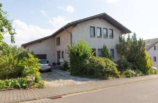 Haus kaufen in 35457 Lollar, Vermietetes Zweifamilienhaus mit Einliegerwohnung, großem Garten und Entwicklungspotenzial in Lollar