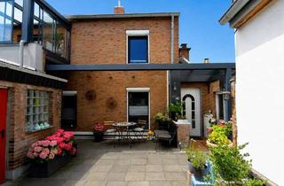 Einfamilienhaus kaufen in 50997 Rondorf, Modernisiertes Einfamilienhaus mit Photovoltaikanlage, Balkon, Kamin und zwei Bädern