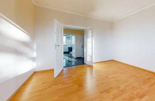 Wohnung kaufen in 13581 Spandau, Bezugsfreie Altbauwohnung mit Echtholzparkett
