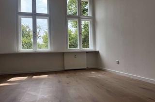 Wohnung kaufen in Wröhmännerpark, 13585 Spandau, Elegante 5-Zimmer-Altbauwohnung am Wröhmännerpark mit Stuck, Balkon und zwei Bädern.