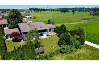 Haus kaufen in 83355 Grabenstätt, Großzügiges Landhaus in geschützter Randlage – mit freiem Blick über die Wiesen bis in die Berge.