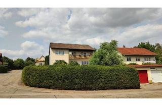 Haus kaufen in 79848 Bonndorf, Bonndorf im Schwarzwald - 3 Familienhaus mit 800 qm Garten und Garagen zu verkaufen