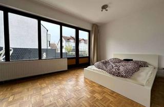 WG-Zimmer mieten in Tucholskystraße 80, 60598 Sachsenhausen, Zimmer Großes Möbliertes WG Zimmer in EFH