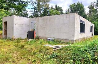 Grundstück zu kaufen in 16835 Lindow (Mark), FINALER PREIS + PROVISIONSFREI | 25.000qm Grundstück mit Rohbau-Bungalow, Garage; Wassernähe