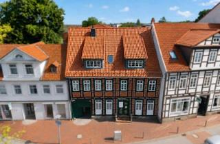 Anlageobjekt in 31157 Sarstedt, Attraktives Mehrfamilienhaus mit Gewerbeeinheit und zusätzlichem Einfamilienhaus