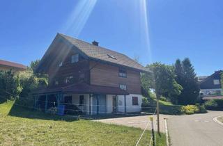 Haus kaufen in 88167 Maierhöfen, Vielseitiges Vollholzhaus in Maierhöfen – ruhige Sackgassenlage, 4 Schlafzimmer, integrierte Garage,