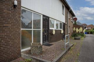 Haus kaufen in 25337 Kölln-Reisiek, Leerstehendes Haupthaus zur Selbstnutzung, zwei vermietete Wohnungen auf 860 m² Bauland