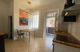 Wohnung kaufen in 85049 Ingolstadt, Ingolstadt - Stilvolle 4,5-Zimmer-Altbauwohnung mit Balkon nahe Rathausplatz