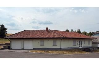 Haus kaufen in 55777 Berschweiler, Berschweiler bei Baumholder - Freistehender Winkelbungalow mit Panorama-Blick, FOHREN-LINDEN
