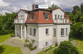 Villa kaufen in 14612 Falkensee, Landhausvilla im klassischen Stil: Hohe Decken, bodentiefe Fenster und Parkgarten mit Pool!