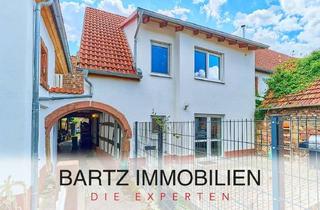 Haus kaufen in 67480 Edenkoben, Individuelles Wohnen hinter historischem Torbogen – 2019 modernisiertes Wohnhaus mit Terrasse