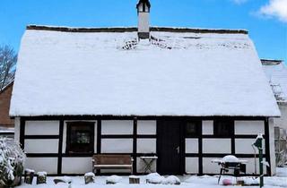 Bauernhaus kaufen in 14974 Ludwigsfelde, Reetdachhaus um 1800 im Naturpark: 2.100 m² Garten hinter hohen Hecken, Kaminofen, Wintergarten