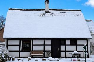 Bauernhaus kaufen in 14974 Ludwigsfelde, Reetdachhaus um 1800 im Naturpark: 2.100 m² Garten hinter hohen Hecken, Kaminofen, Wintergarten
