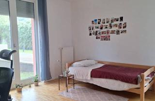 Wohnung mieten in 60528 Frankfurt, Frankfurt am Main - Helles möbliertes Zimmer in großzügiger 3er-WG