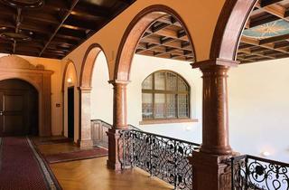 Wohnung kaufen in 61137 Schöneck, Repräsentatives Wohnen im Schloss – 2,5 Zimmer Eigentumswohnung mit 2 Balkonen