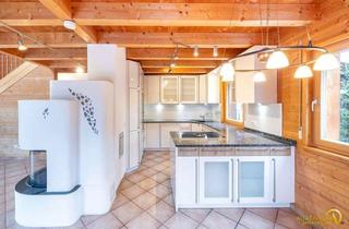 Haus kaufen in 84092 Bayerbach, 2 Häuser! Geschmackvolles A+-Holzmassivhaus mit 250 m², inkl. Einliegerbungalow & PV mit Speicher
