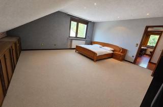 Wohnung kaufen in 63128 Dietzenbach, Großzügige Dachgeschosswohnung in ruhiger, naturnaher Lage mit Garage und Einbauküche