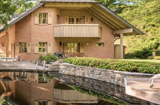 Haus kaufen in 61389 Schmitten, Freistehendes Landhaus in direkter Waldrandlage mit Schwimmteich, Wellnessbereich und Einliegerwohnu