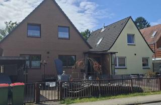 Haus kaufen in 22459 Niendorf, Idyllisches Wohnen: 2 Gemütliche Eigenheime mit Carport und grünem Garten