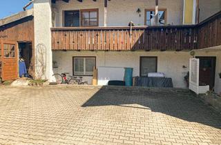 Grundstück zu kaufen in 83607 Holzkirchen, Mehrfamilienhaus mit drei Wohnungen und einer Gewerbeeinheit in zentraler Lage von Holzkirchen