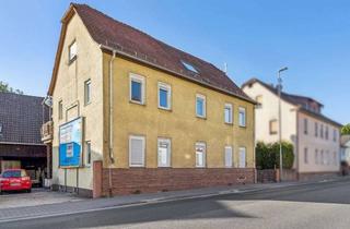 Anlageobjekt in 63654 Büdingen, Renditeobjekt: Mehrfamilienhaus mit Ausbaureserve und Parkplätzen in Büdingen Kernstadt