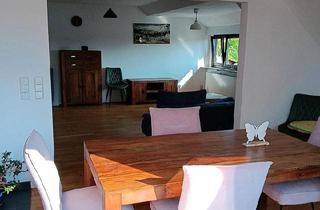 Wohnung kaufen in 70597 Stuttgart, Stuttgart - Sonnige 2,5 Zimmer Dachgeschoss Wohnung