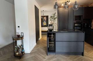 Wohnung kaufen in 61137 Schöneck, Designbad, Kamin & Kochinsel: Exklusive Eigentumswohnung