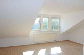 Wohnung mieten in Rudolf-Harbig-Straße, 01968 Senftenberg, Geräumige Dachgeschosswohnung mit hellem Laminatboden, halboffener Küche und Bad mit Badewanne