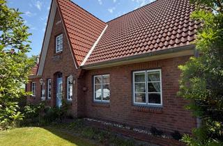 Haus kaufen in 25813 Husum, Raumvielfalt: Wohnhaus mit Garage und Carport für Wohnmobil im Herzen von Husum