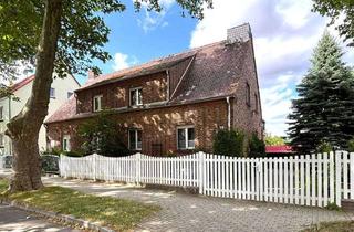 Doppelhaushälfte kaufen in Krondorfer Straße 21, 06766 Bitterfeld-Wolfen, Wohnen, Werkeln, Genießen – geräumige Doppelhaushälfte mit Pool, Balkon und zwei Garagen in Wolfen!