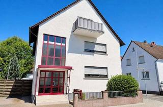 Wohnung kaufen in 63110 Rodgau, Modernisierte Dachgeschosswohnungmit Balkonin gepflegtem Dreifamilienhaus