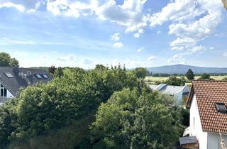 Wohnung kaufen in 65760 Eschborn, Charmante 2-Zimmer-Dachgeschosswohnung mit Balkon in ruhiger Feldrandlage von Eschborn