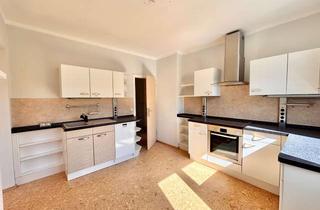 Wohnung mieten in Neuer Friedberg 15, 98527 Suhl, Große 3-Zimmer-Wohnung mit Balkon, Abstellkammer, Einbauküche geschenkt - zum selbst renovieren.