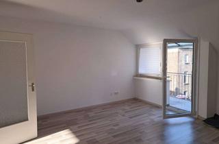 Wohnung mieten in Im Krahnenhof, 50668 Altstadt-Nord, Geräumige Dachgeschosswohnung mit eigenem Balkon und Einbauküche – ideal auch für eine WG