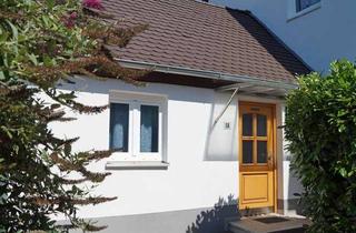 Haus kaufen in 90574 Roßtal, Roßtal: Freistehendes Zweifamilienhaus, naturnah und in S-Bahn Lauflage