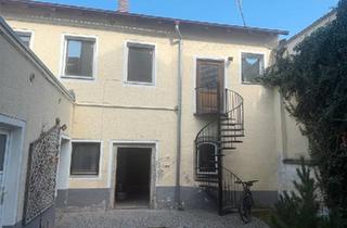 Wohnung kaufen in 94315 Straubing, Straubing - Sarnierungsbedürtige Wohnung mit Werkstatt in Stadtkern