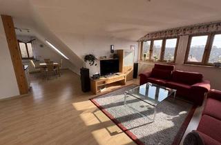 Wohnung kaufen in 90537 Feucht, Traumlage am Waldrand! Gepflegte 3-Zimmer-Dachgeschosswohnung mit Stellplatz und Blick ins Grüne