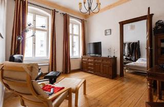 Wohnung kaufen in 13581 Spandau, Stilvolle Altbauwohnung mit Einbauküche und klassischem Dielenboden