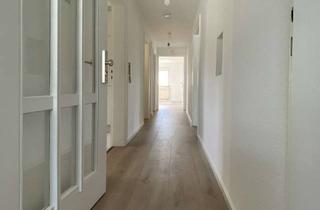Wohnung mieten in Robert-Schumann-Straße, 71083 Herrenberg, Modernisierte 3,5-Zimmer-Dachgeschosswohnung mit Einbauküche in Herrenberg