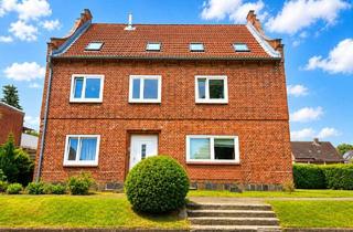 Haus kaufen in 23774 Heiligenhafen, Rotes Backsteinhaus an sonniger Straße - 4-FH als Kapitalanlage
