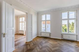 Wohnung kaufen in Torstraße 166, 10115 Mitte, Umfassend sanierter Stuckaltbau in Berlin-Mitte mit Balkon und Aufzug