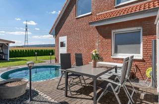 Wohnung kaufen in 31749 Auetal, Traumhafte ETW in Rehren mit sensationellem Ausblick auf das Auetal & Garten mit Pool.