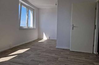 Wohnung mieten in Otto-Dix-Straße, 06124 Südliche Neustadt, Bald fertig renoviert: Ihr neues Zuhause für Zwei oder Drei !