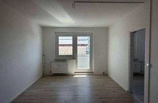 Wohnung mieten in Naumburger Ring 32, 12627 Hellersdorf, Ideal für Singles oder Pärchen - In Sanierung mit Balkon und Wannenbad!