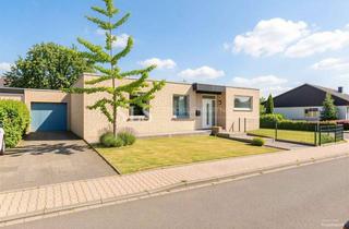 Haus kaufen in 41372 Niederkrüchten, Einziehen, aufatmen, genießen: Energieeffizienter Bungalow mit privatem Pool