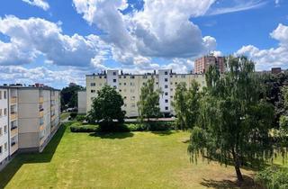 Wohnung kaufen in Pfefferweg, 13589 Spandau, Bezugsfreie + käuferprov.freie 2-Zi.-Whg. mit Balkon + Aufzug in SPANDAU + 2025 teilsaniert + Garage