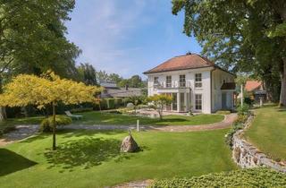 Villa kaufen in 82541 Münsing, Zeitlos elegante Villa mit Natur-Schwimmteich und prachtvollem Parkgarten in Ammerland
